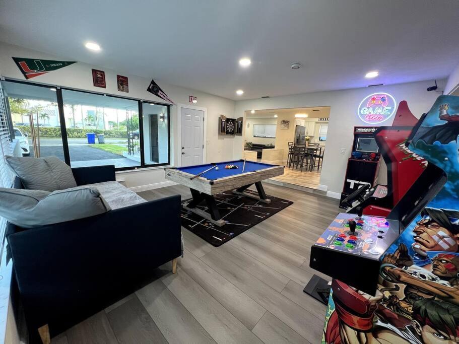 Modern Tropical Oasis With Arcade, Hottub & Minigolf Villa Hollywood Luaran gambar