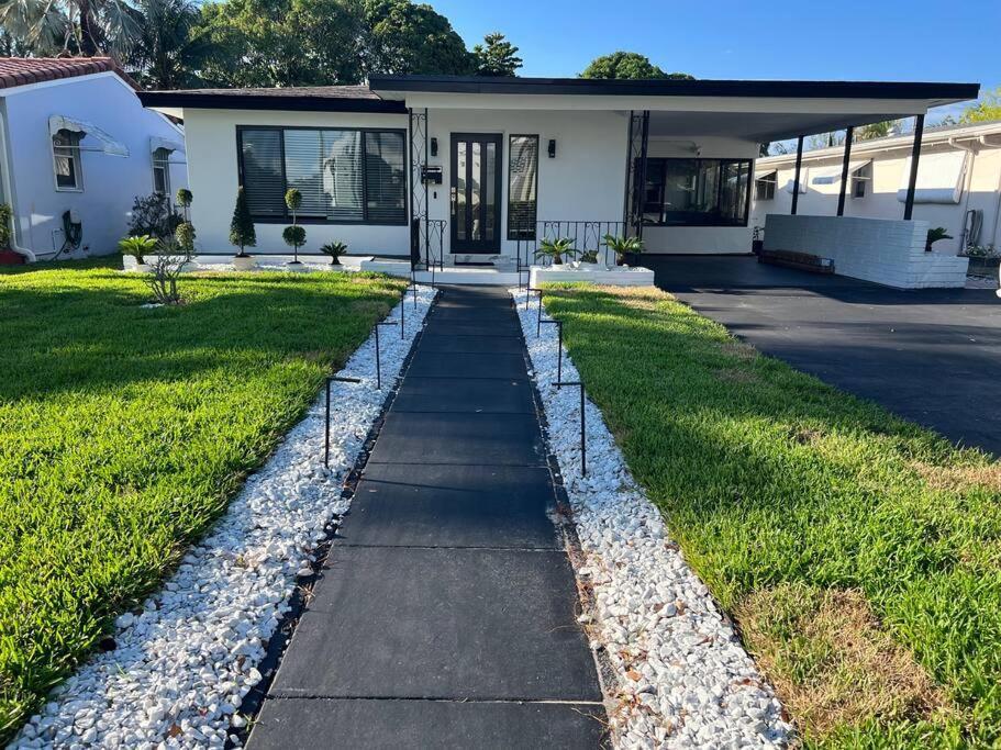 Modern Tropical Oasis With Arcade, Hottub & Minigolf Villa Hollywood Luaran gambar