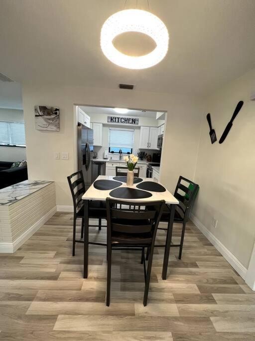 Modern Tropical Oasis With Arcade, Hottub & Minigolf Villa Hollywood Luaran gambar