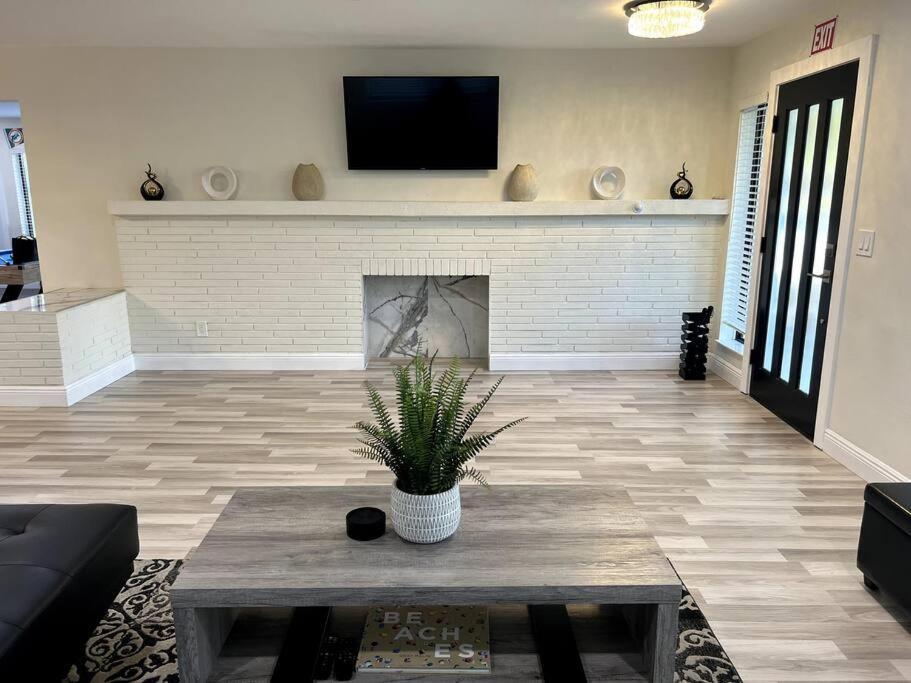 Modern Tropical Oasis With Arcade, Hottub & Minigolf Villa Hollywood Luaran gambar