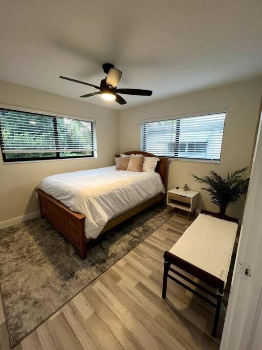 Modern Tropical Oasis With Arcade, Hottub & Minigolf Villa Hollywood Luaran gambar